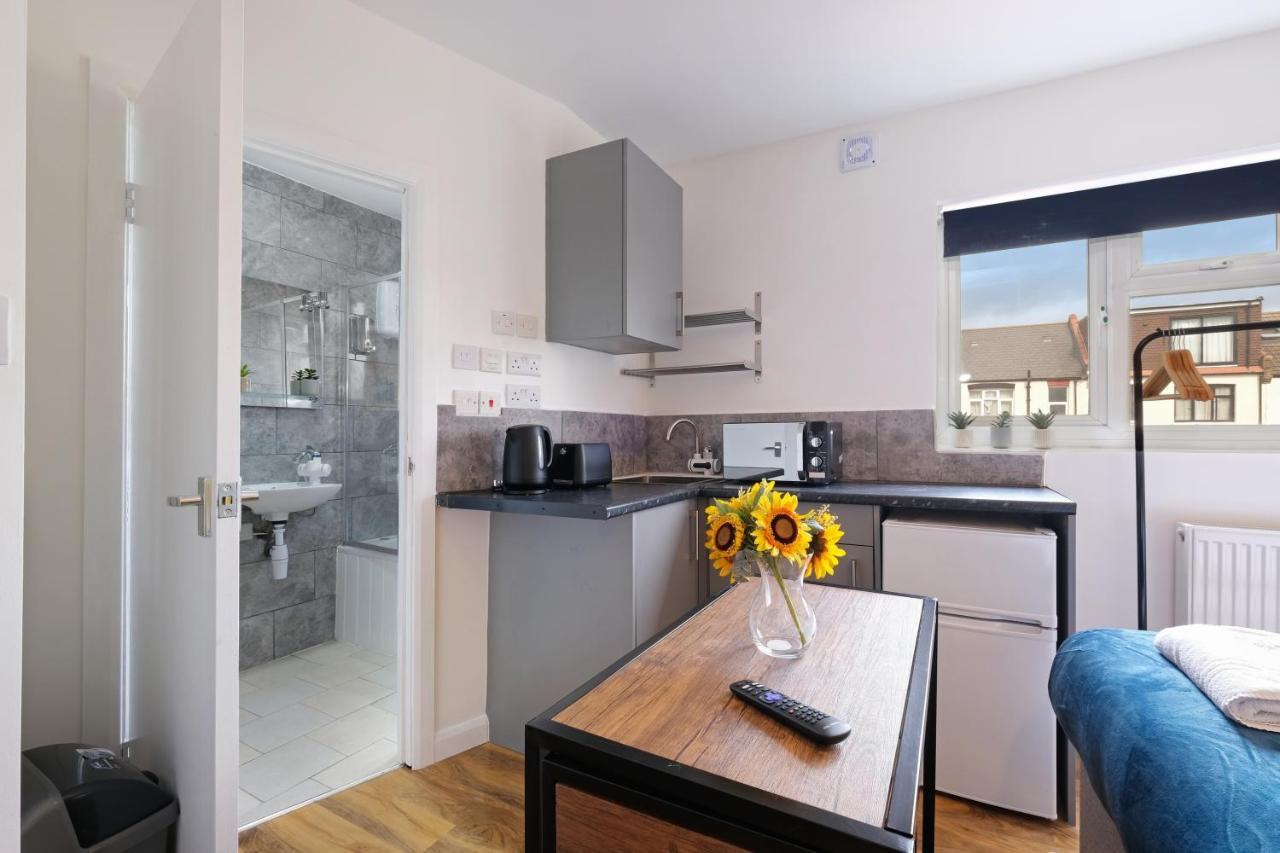 Fernbank Studios Sudbury Hill Harrow Self-Contained Studios With En-Suite Wembley Zewnętrze zdjęcie